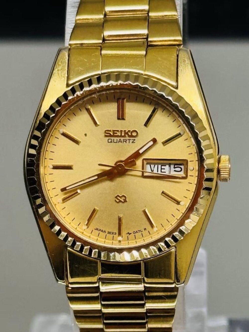 Seiko Ladies Coin Bezel Watch Gold Tone Gold Dial Day Date New Battery - Picture 2 of 7